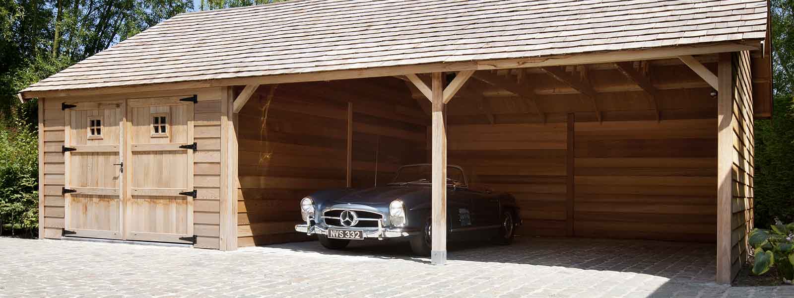 Ruime carport met geïntegreerd Luxeline Classic tuinhuis.

